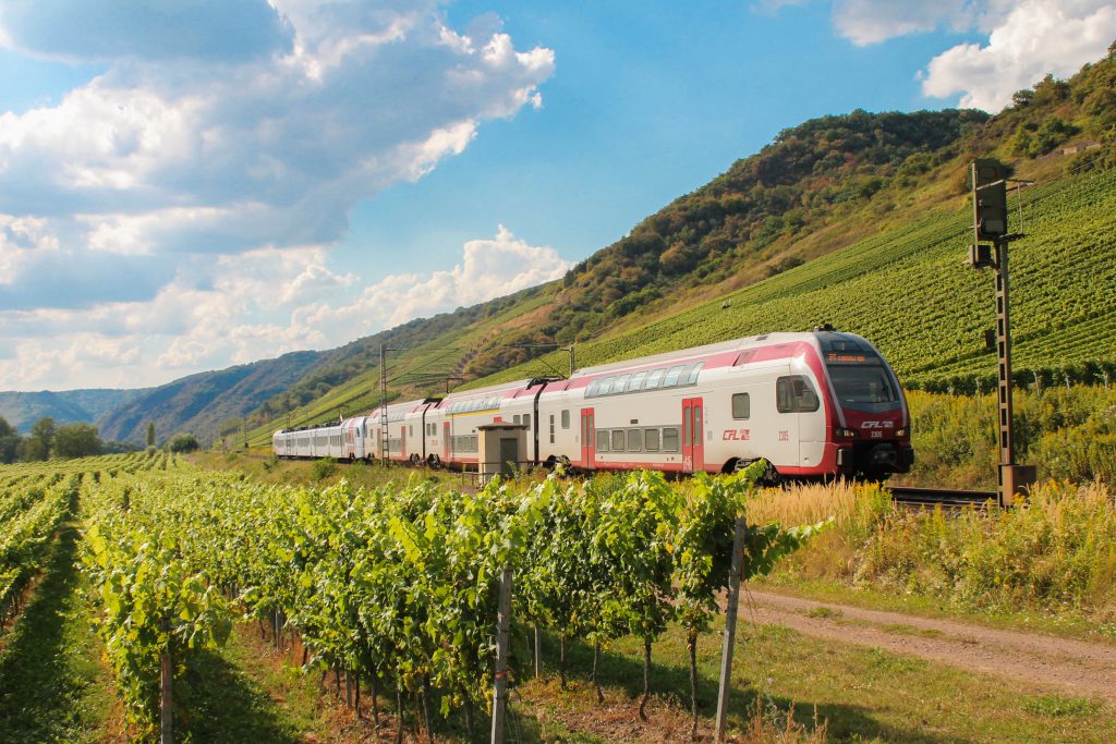 Ein KISS der CFL und ein FLIRT der DB am Blocksignal bei Pommern auf der Moselstrecke, aufgenommen am 27.08.2016.