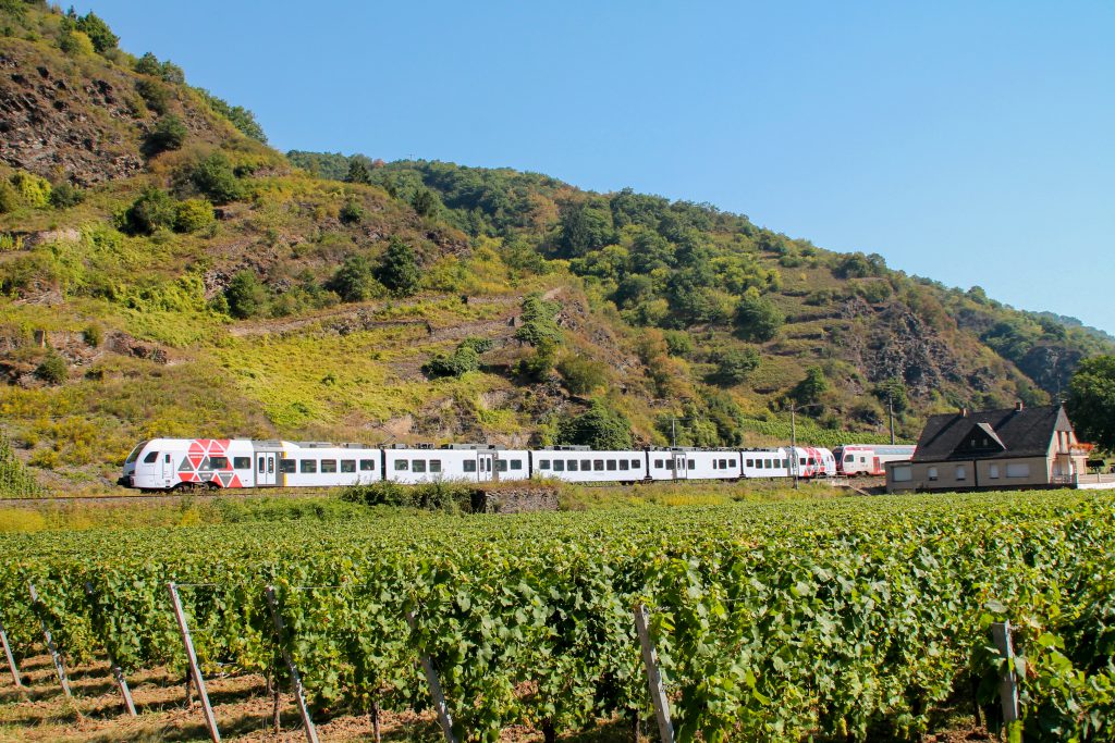 Ein FLIRT der DB und ein KISS der CFL bei Pommern auf der Moselstrecke, aufgenommen am 27.08.2016.