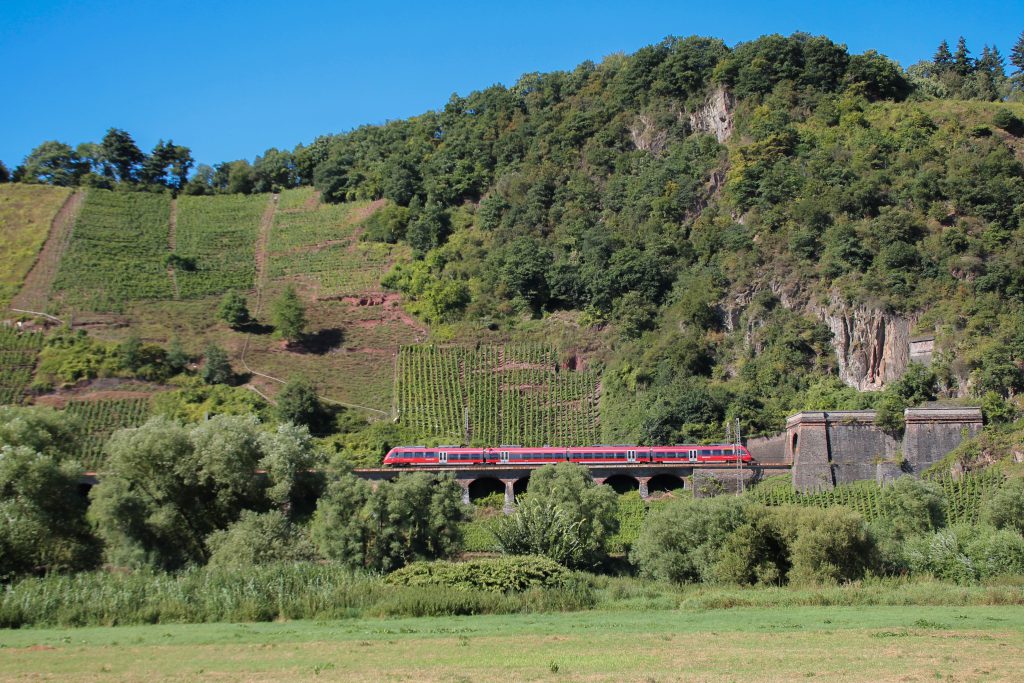 Ein 442 verlässt den Prinzenkopftunnel auf der Moselstrecke und befährt das Pündericher Hangviadukt, aufgenommen am 24.08.2016.