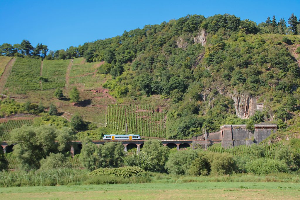 Ein 650 von Rhenus Veniro verlässt den Prinzenkopftunnel auf der Moselstrecke und befährt das Pündericher Hangviadukt, aufgenommen am 24.08.2016.