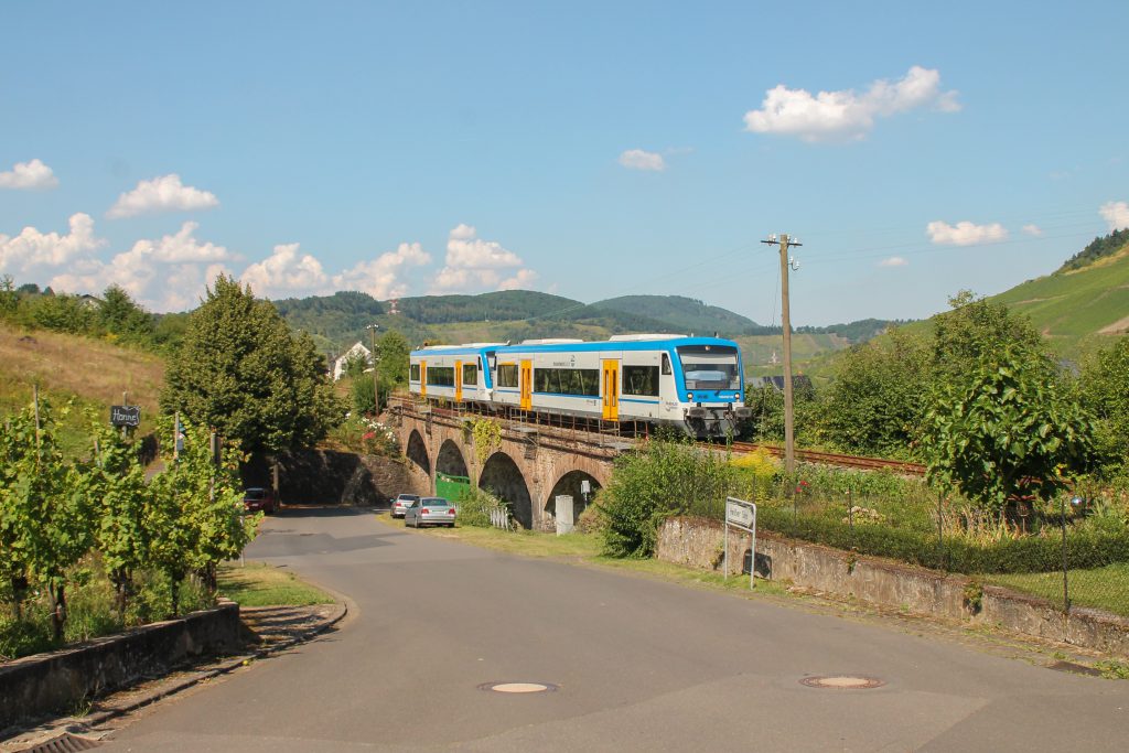 650 132 und 650 131 von Rhenus Veniro überqueren ein Viadukt in Reil auf der Moselweinbahn, aufgenommen am 27.08.2016.