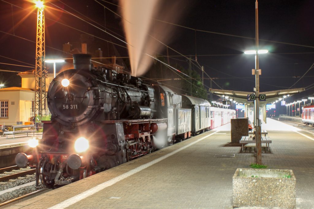 58 311 macht im Bahnhof Friedberg einen Zwischenstop, im Schlepp hängen 996 677, 798 589, 998 184 und 798 829, aufgenommen am 03.10.2014.