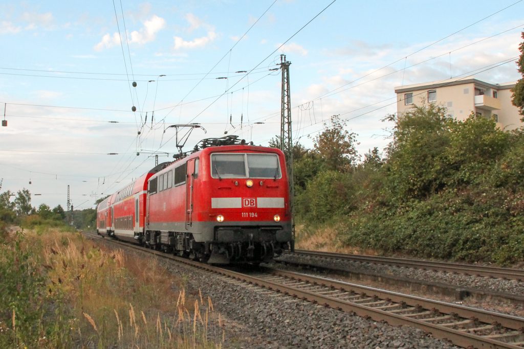 111 194 kurz vor Langgöns auf der Main-Weser-Bahn, aufgenommen am 19.06.2016.