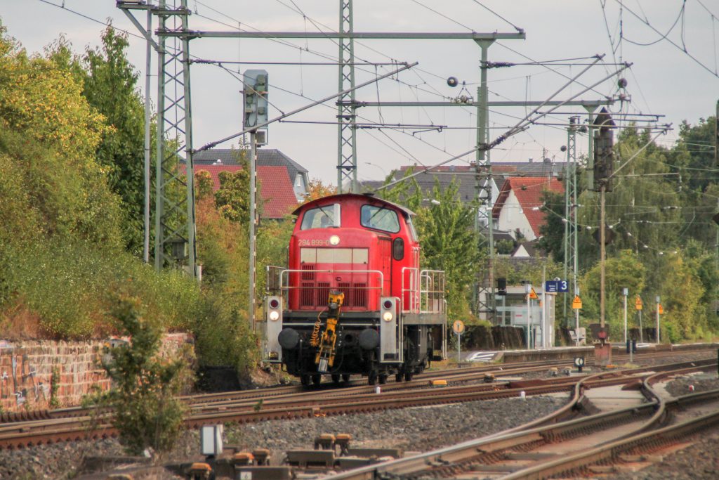 294 899 im Bahnhof Langgöns auf der Main-Weser-Bahn, aufgenommen am 19.06.2016.