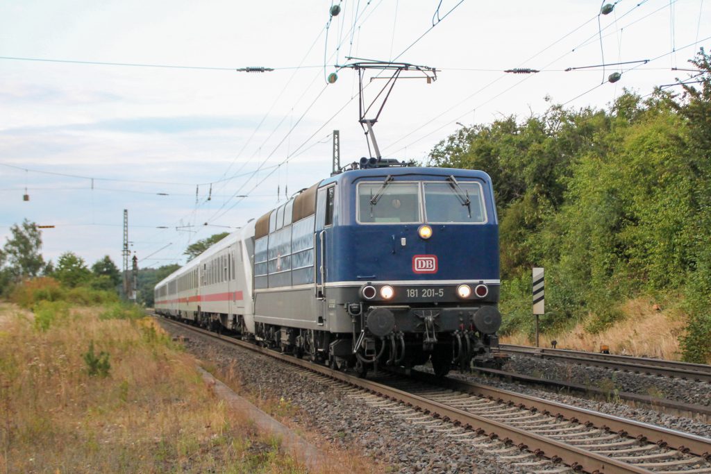 181 201 durcheilt mit einem Intercity durch Langgöns auf der Main-Weser-Bahn, aufgenommen am 19.06.2016.