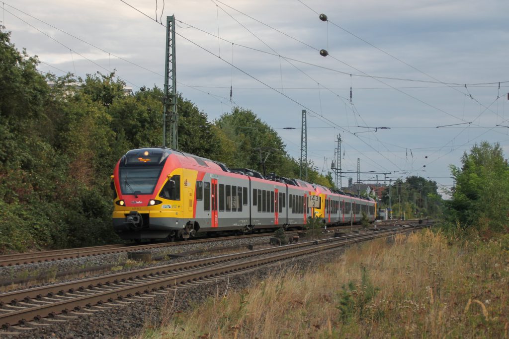 Zwei FLIRT der HLB durcheilen Langgöns auf der Main-Weser-Bahn, aufgenommen am 19.06.2016.