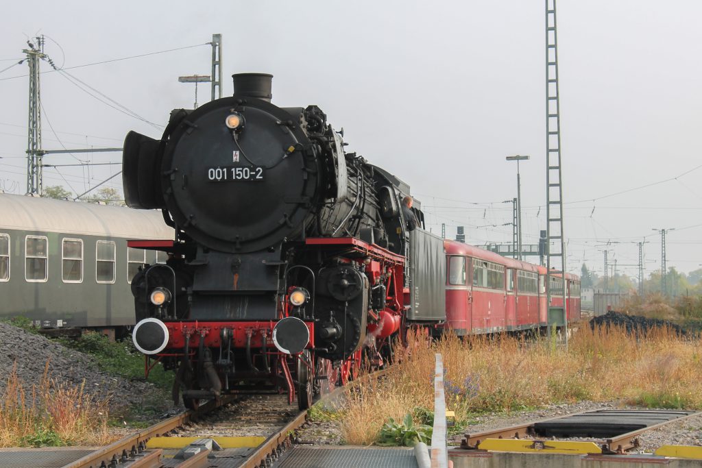 Hinter 001 150 stehen 996 677, 798 589, 998 184 und 798 829, aufgenommen am 03.10.2014.