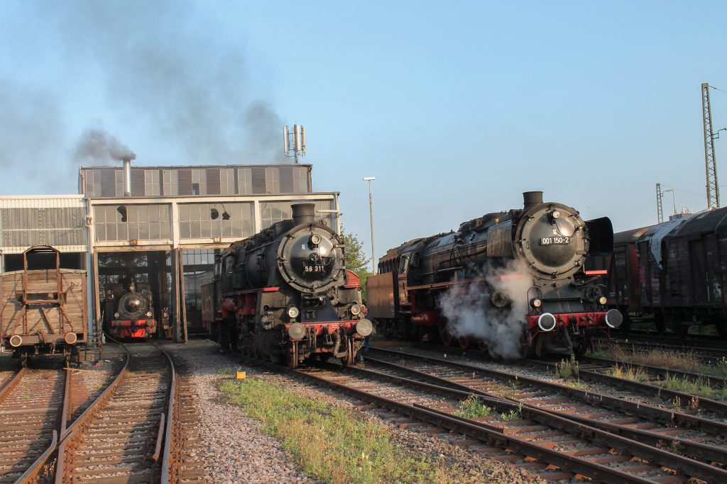 Im Bw Neustadt (Weinstraße) stehen 58 311 und 001 150, aufgenommen am 03.10.2014.