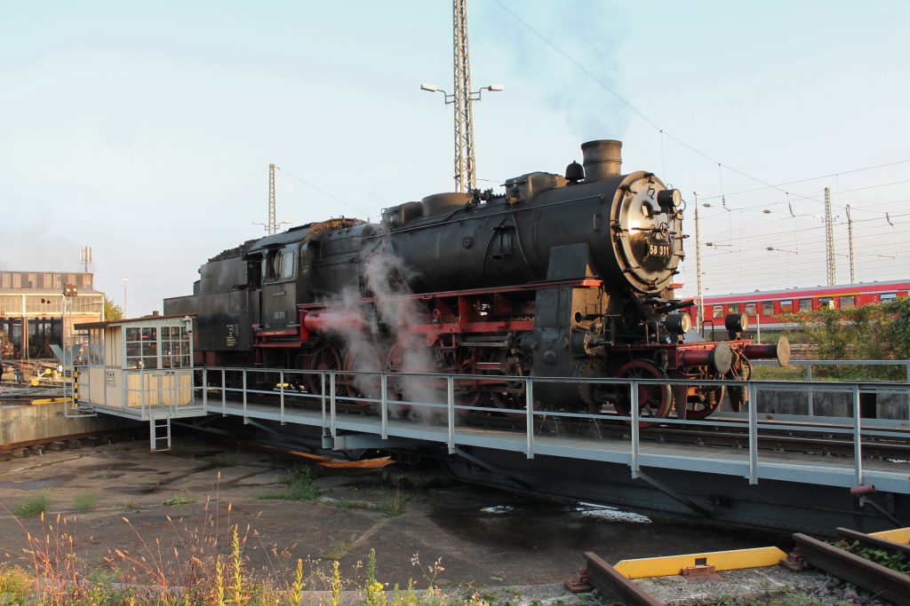 Im Bw Neustadt (Weinstraße) rangiert 58 311 auf die Drehscheibe, aufgenommen am 03.10.2014.