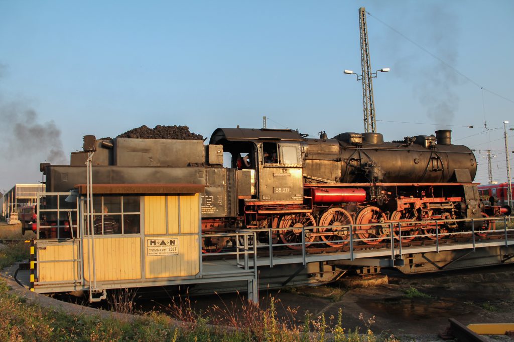 Im Bw Neustadt (Weinstraße) sonnt 58 311 sich auf der Drehscheibe, aufgenommen am 03.10.2014.