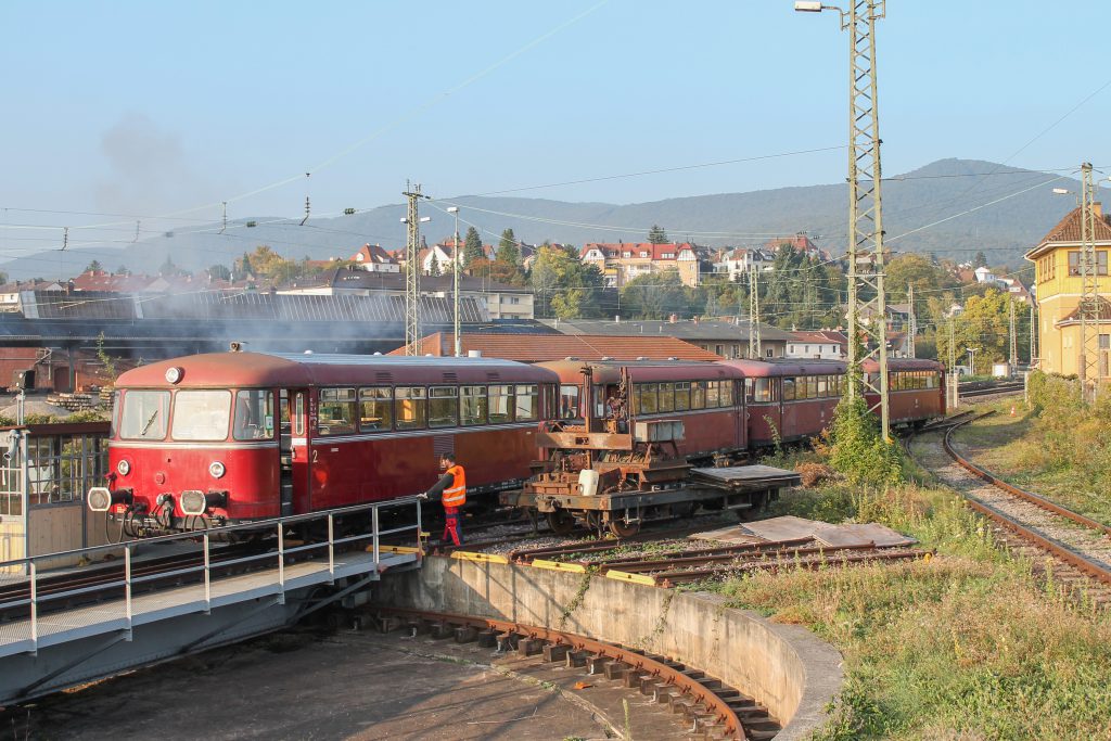 Im Bw Neustadt (Weinstraße) stehen 798 829, 998 184, 798 589 und 996 677, aufgenommen am 03.10.2014.