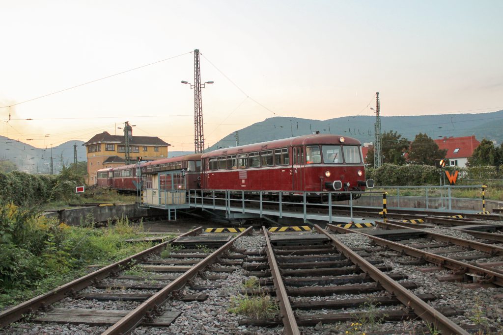 Über die Drehscheibe im Bw Neustadt (Weinstraße) fahren 798 829, 998 184, 798 589 und 996 677, aufgenommen am 03.10.2014.