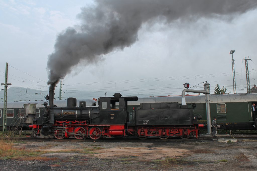 Lok Speyerbach nimmt im Bw Neustadt (Weinstraße) Wasser, aufgenommen am 03.10.2014.