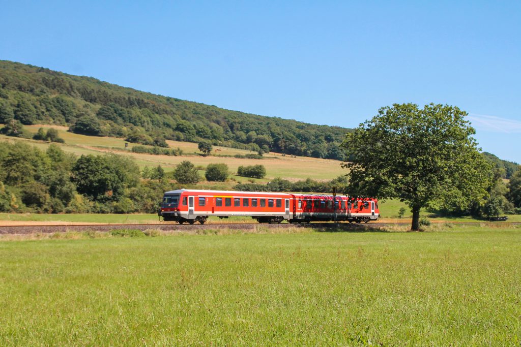 Ein 628 bei Brungershausen auf der oberen Lahntalbahn, aufgenommen am 17.08.2016.