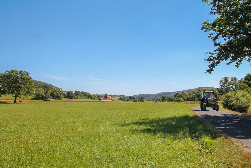 Ein 628 im Feld bei Brungershausen auf der oberen Lahntalbahn, aufgenommen am 17.08.2016.