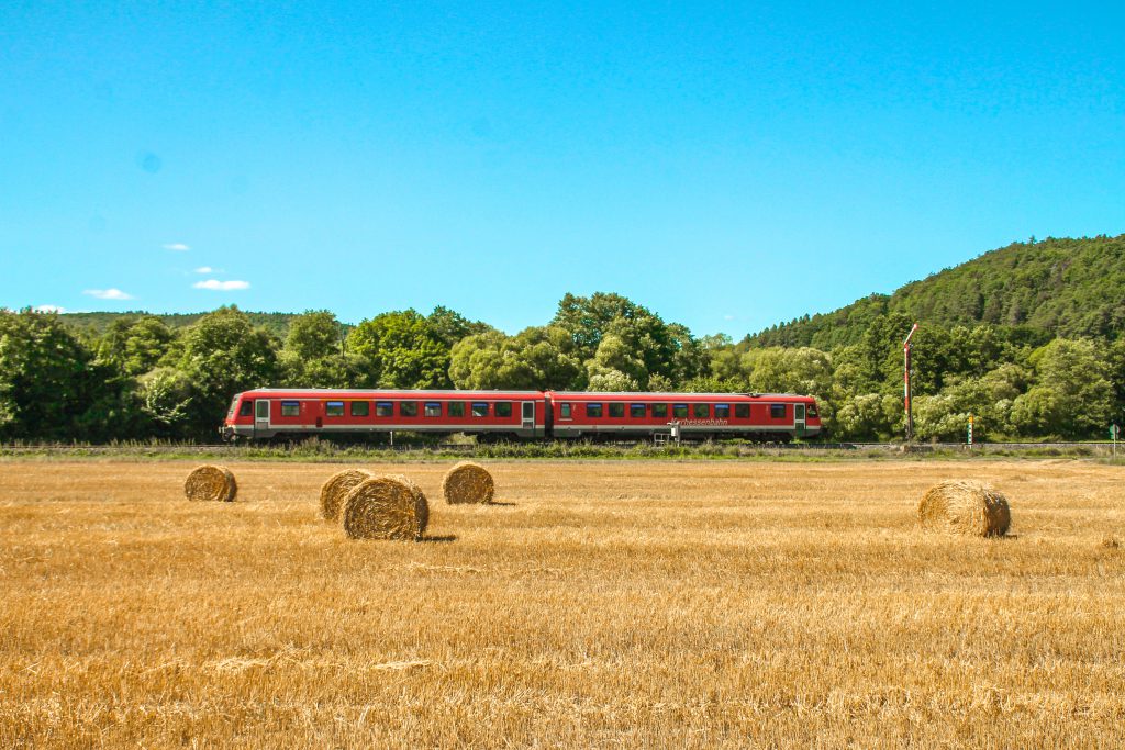 Ein 628 am Einfahrsignal von Buchenau auf der oberen Lahntalbahn, aufgenommen am 17.08.2016.