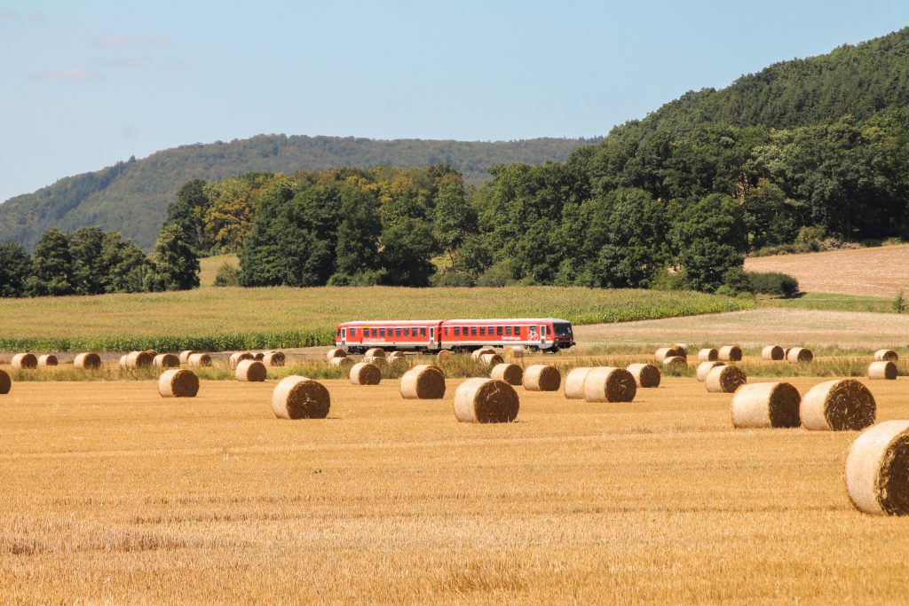 Ein 628 bei Caldern auf der oberen Lahntalbahn, aufgenommen am 17.08.2016.