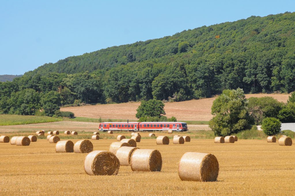 Ein 628 im Feld bei Caldern auf der oberen Lahntalbahn, aufgenommen am 17.08.2016.