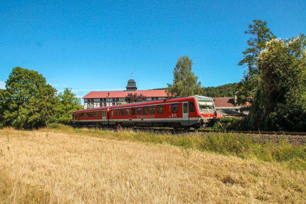 628 436 an der Carlshütte auf der oberen Lahntalbahn, aufgenommen am 17.08.2016.