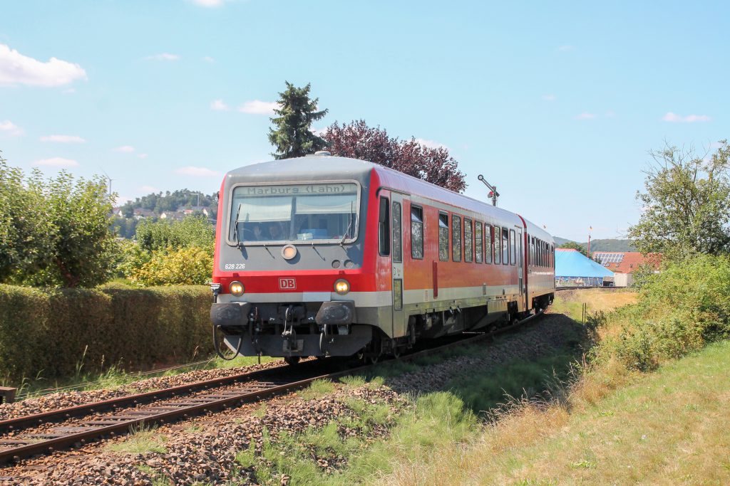 628 226 fährt in den Bahnhof Sarnau auf der oberen Lahntalbahn ein, aufgenommen am 17.08.2016.