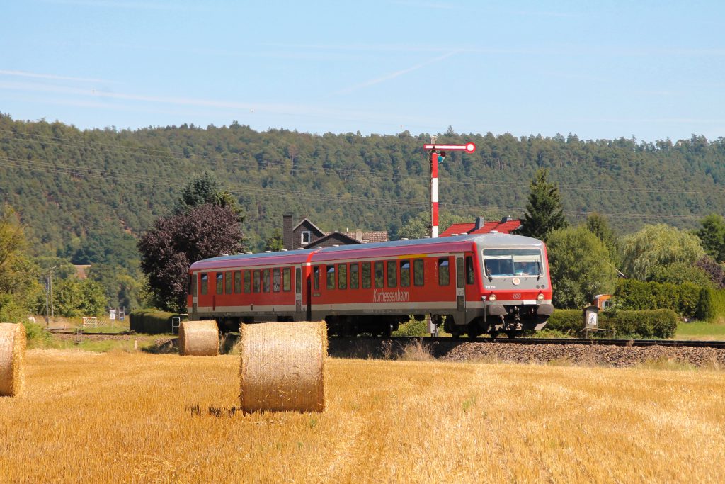 628 226 verlässt den Bahnhof Sarnau auf der oberen Lahntalbahn, aufgenommen am 17.08.2016.