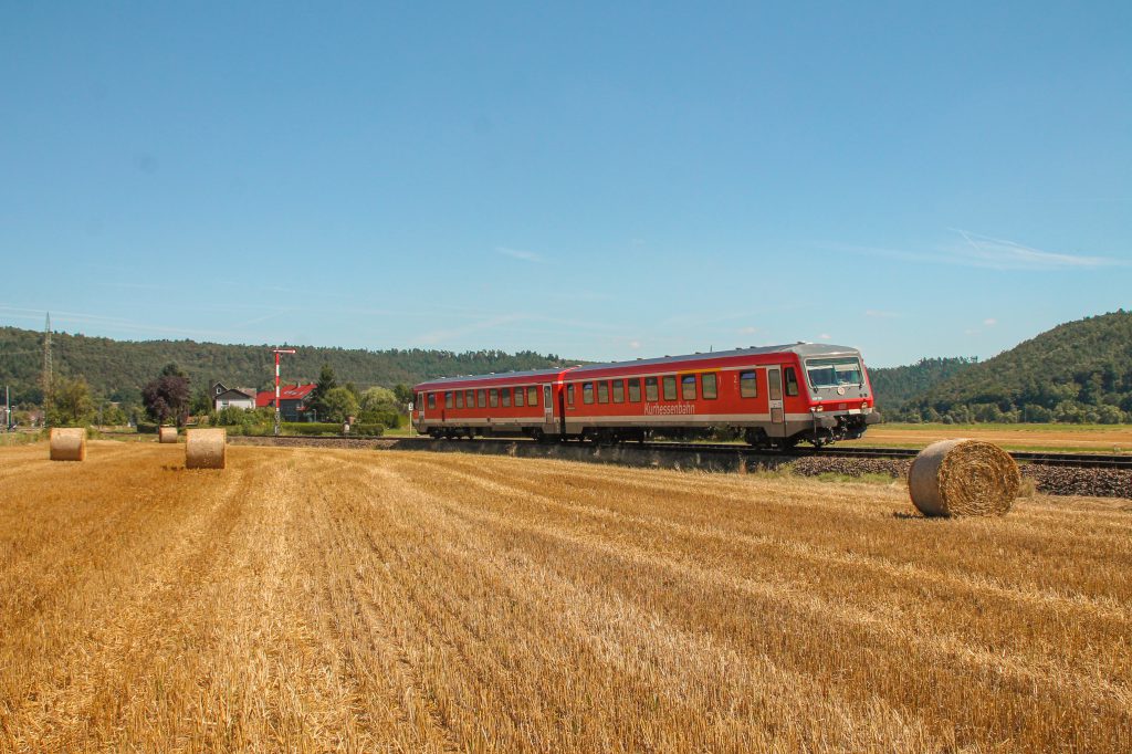 628 226 bei Sarnau auf der oberen Lahntalbahn, aufgenommen am 17.08.2016.