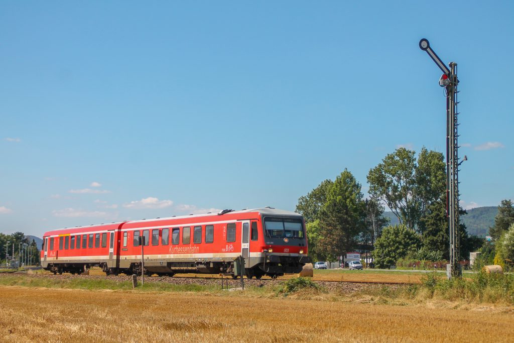 628 235 kurz vor dem Einfahrsignal von Sarnau, aufgenommen am 17.08.2016.