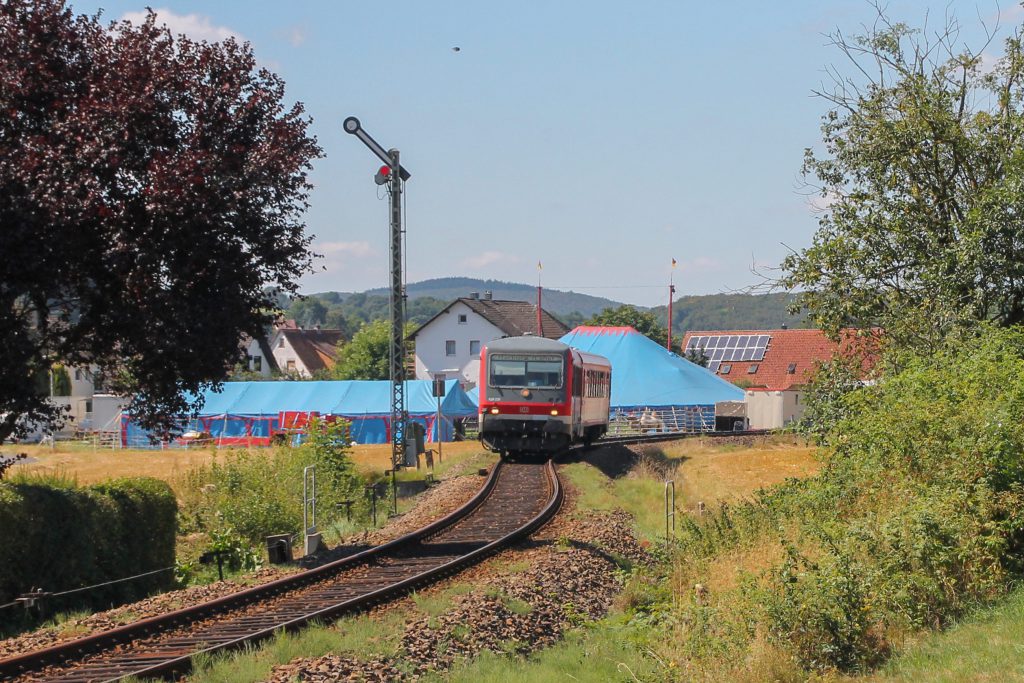 628 226 zwischen einem Zirkus und dem Einfahrsignal Sarnau auf der oberen Lahntalbahn, aufgenommen am 17.08.2016.