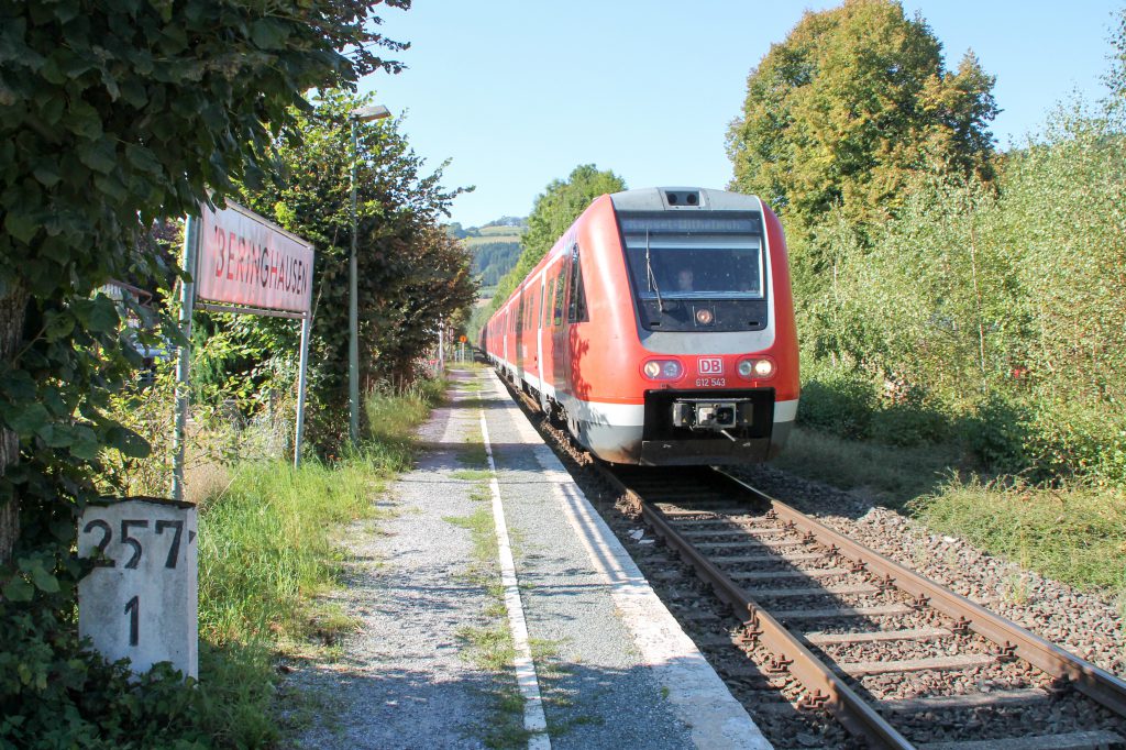 612 043 in Beringhausen auf der oberen Ruhrtalbahn, aufgenommen am 26.09.2016.