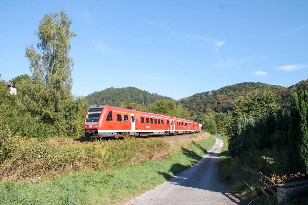 612 046 bei Beringhausen auf der oberen Ruhrtalbahn, aufgenommen am 26.09.2016.