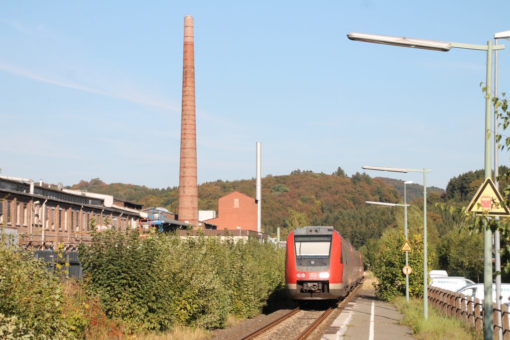 612 048 an einer Fabrik in Hoppecke auf der oberen Ruhrtalbahn, aufgenommen am 26.09.2016.