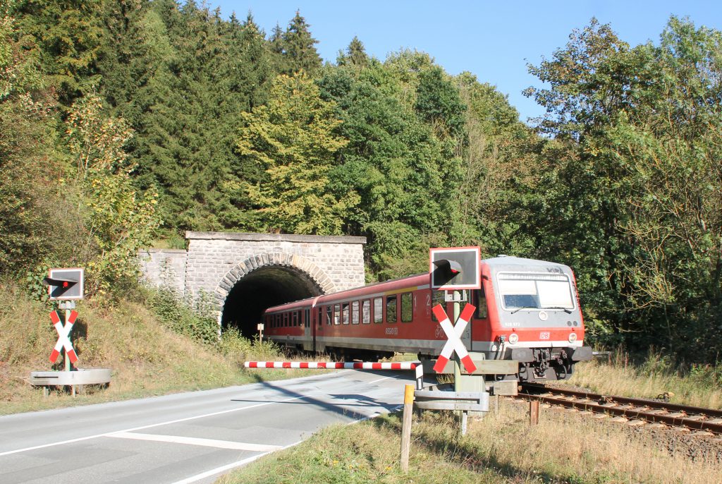 628 672 verlässt den Messinghäuser Tunnel auf der oberen Ruhrtalbahn, aufgenommen am 26.09.2016.