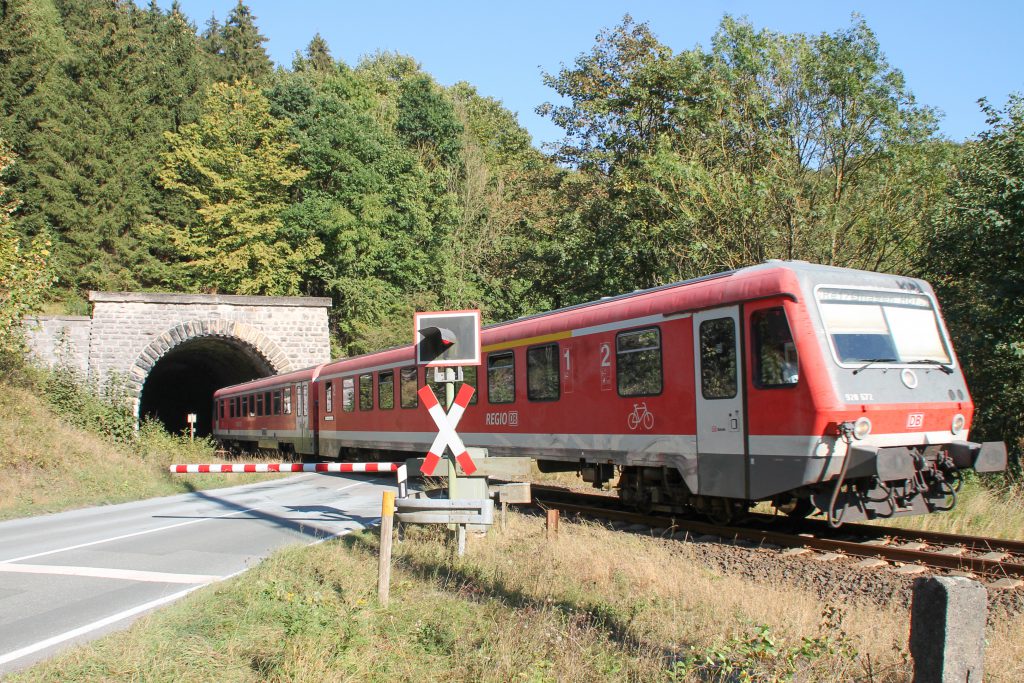 628 672 am den Messinghäuser Tunnel auf der oberen Ruhrtalbahn, aufgenommen am 26.09.2016.