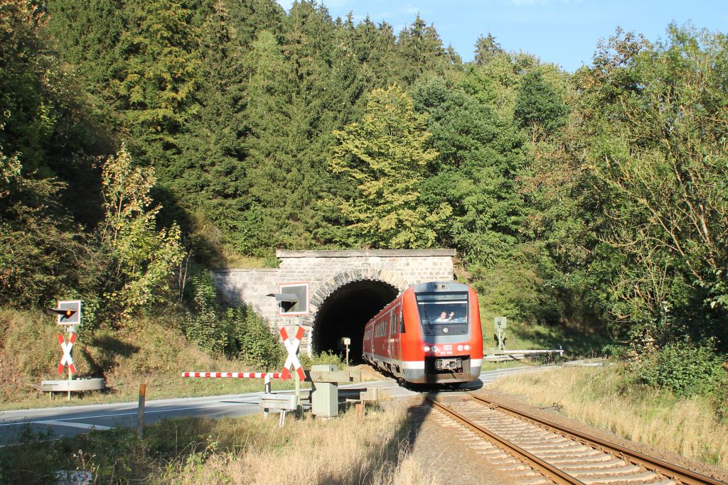 612 578 verlässt den Messinghäuser Tunnel auf der oberen Ruhrtalbahn, aufgenommen am 26.09.2016.