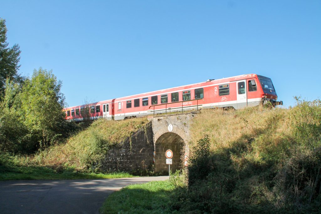 628 672 auf einem Viadukt bei Obermarsberg auf der oberen Ruhrtalbahn, aufgenommen am 26.09.2016.