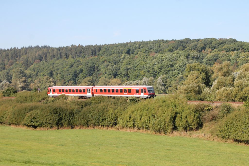 Ein 628 bei Obermarsberg auf der oberen Ruhrtalbahn, aufgenommen am 26.09.2016.