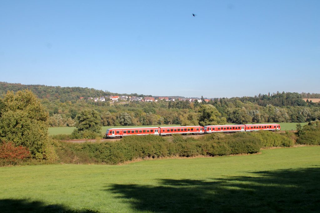 Zwei 628 bei Obermarsberg auf der oberen Ruhrtalbahn, aufgenommen am 26.09.2016.