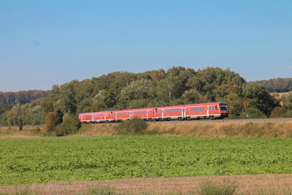 Drei 612 am Einfahrvorsignal von Scherfede auf der oberen Ruhrtalbahn, aufgenommen am 26.09.2016.