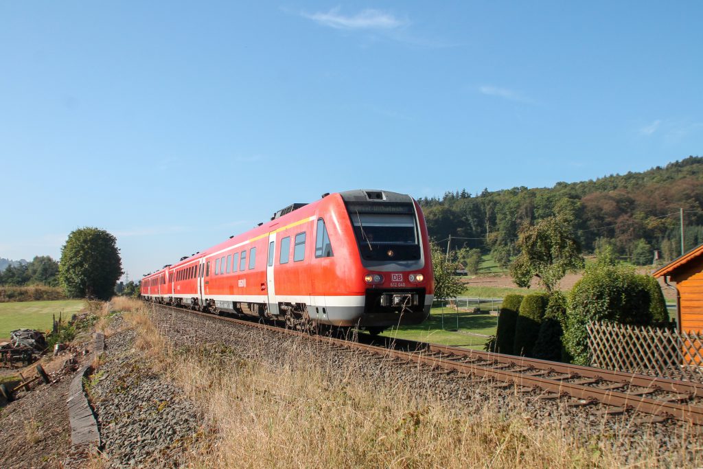 612 040 mit einem weiteren 612 bei Westheim auf der oberen Ruhrtalbahn, aufgenommen am 26.09.2016.