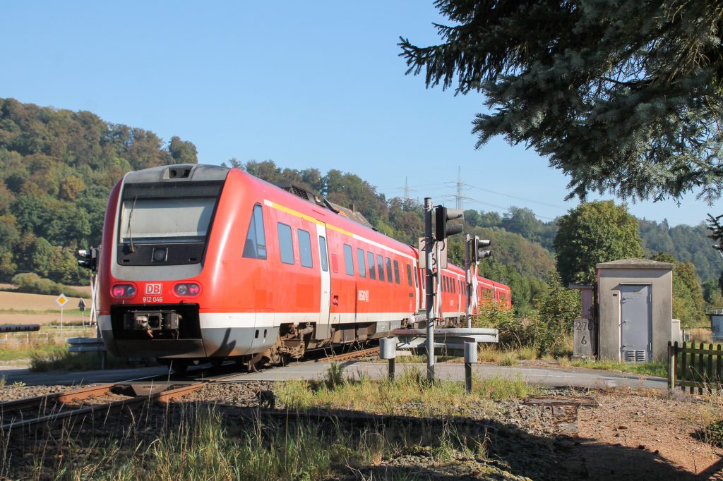 612 046 und 612 040 an einem Bahnübergang bei Westheim auf der oberen Ruhrtalbahn, aufgenommen am 26.09.2016.