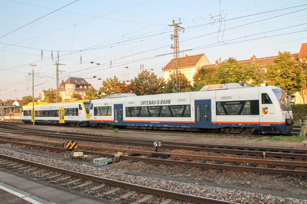 650 572 und 650 575 der SWEG stehen im Bahnhof Offenburg, aufgenommen am 10.09.2016.