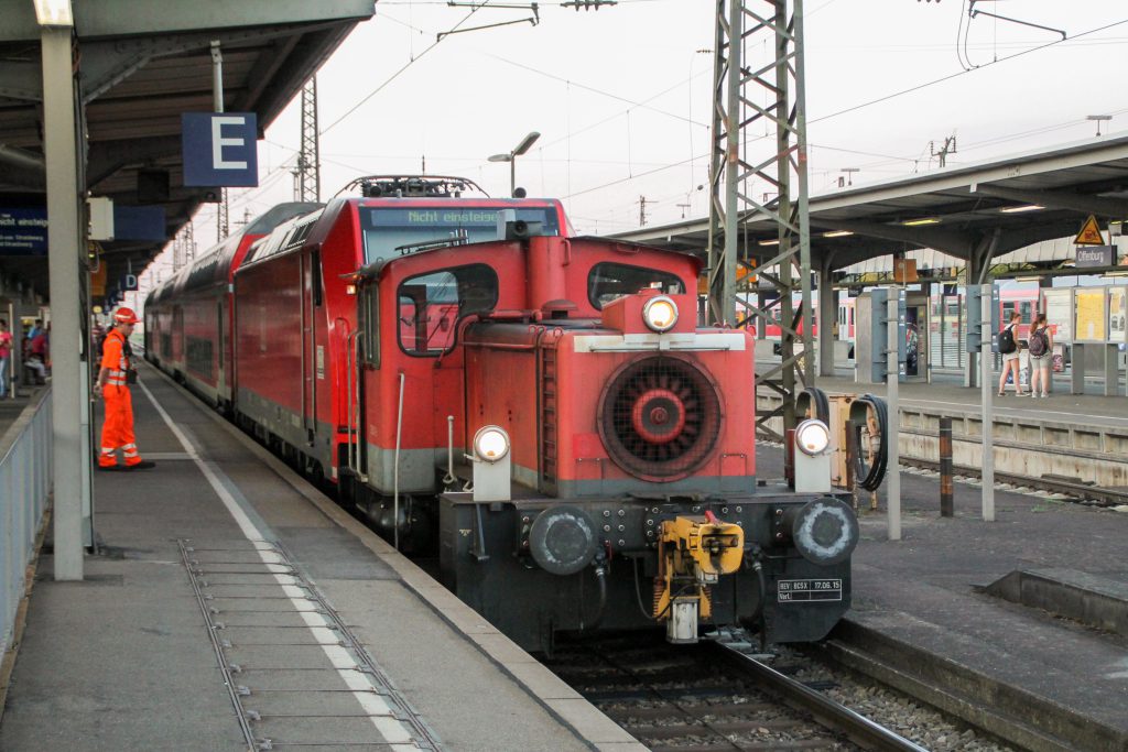 331 131 rangiert mit 146 233 im Bahnhof Offenburg, aufgenommen am 10.09.2016.