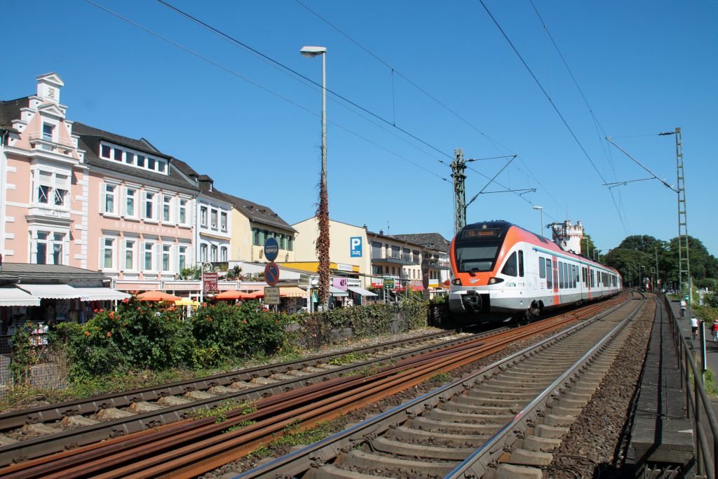 Ein FLIRT der VIAS in Rüdesheim auf der rechten Rheinstrecke, aufgenommen am 25.08.2016.