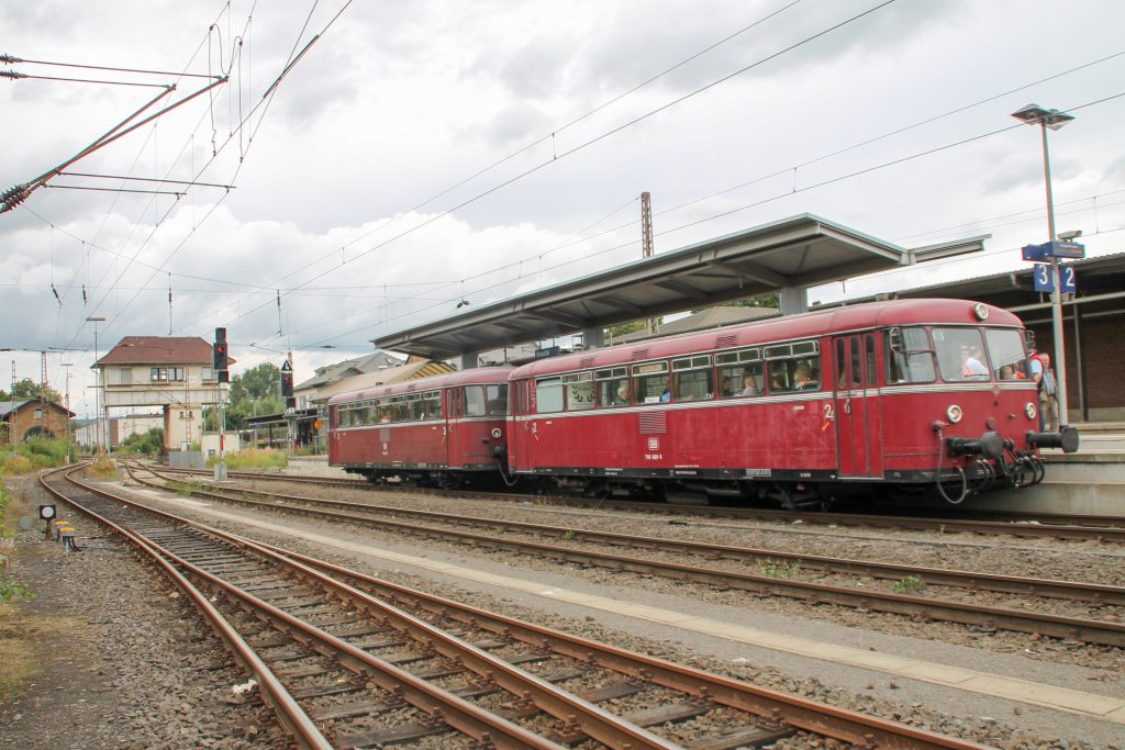 796 802 und 796 690 halten im Bahnhof Kreuztal auf der Ruhr-Sieg-Strecke, aufgenommen am 20.08.2016.