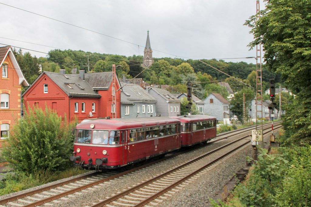 796 690 und 796 802 in Siegen-Weidenau auf der Ruhr-Sieg-Strecke, aufgenommen am 20.08.2016.