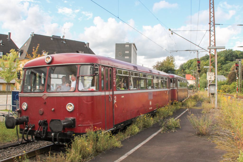 796 802 und 796 690 im Bahnhof Siegen-Weidenau auf der Ruhr-Sieg-Strecke, aufgenommen am 20.08.2016.