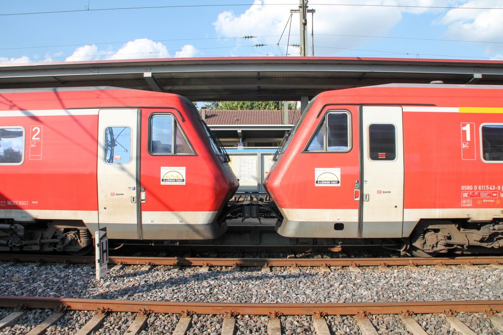 650 643 und ein weiterer 611 im Bahnhof Donaueschingen auf der Schwarzwaldbahn, aufgenommen am 10.09.2016.