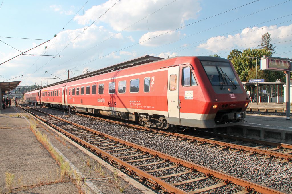 611 043 und ein weiterer 611 warten im Bahnhof Donaueschingen auf der Schwarzwaldbahn, aufgenommen am 10.09.2016.