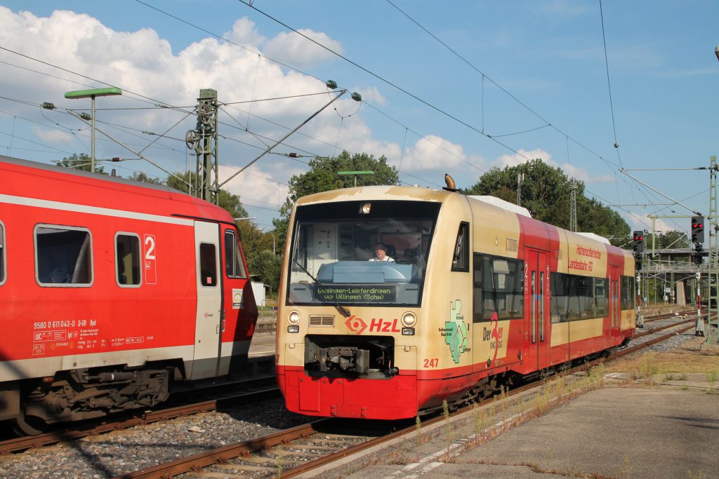 650 643 der HzL und 611 043 im Bahnhof Donaueschingen auf der Schwarzwaldbahn, aufgenommen am 10.09.2016.