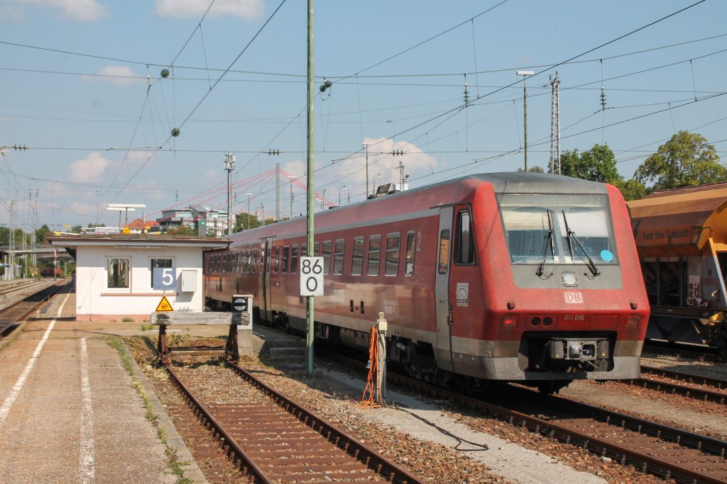 611 016 fährt in den Bahnhof Villingen auf der Schwarzwaldbahn ein, aufgenommen am 10.09.2016.